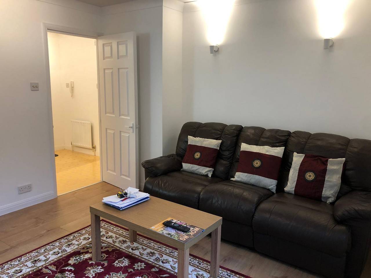 Entire holiday apartment, Oaklawn Apartment - Sleeps 4, Parking & Garden in Woking, Surrey