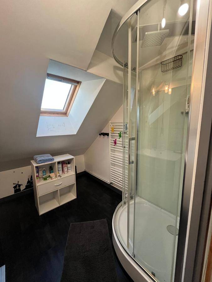 Appartement de vacances entier, Double Room with Private Bathroom in Montfort-le-Gesnois, Sarthe
