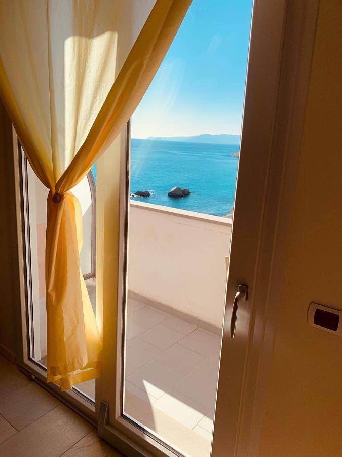 Appartement de vacances pour 2 personnes, avec vue et bassin pour enfant ainsi que terrasse et piscine