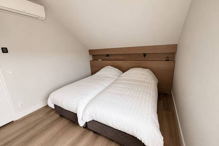 Waterfront villa with a jacuzzi and sauna in Leimuiden, Groene Hart