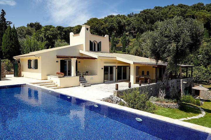 Διαμερίσματα διακοπών για 12 άτομα, με Μπαλκόνι και Μπανιέρα υδρομασάζ καθώς και Ταράτσα και Κήπο στη Λίμνη (Κέρκυρα)