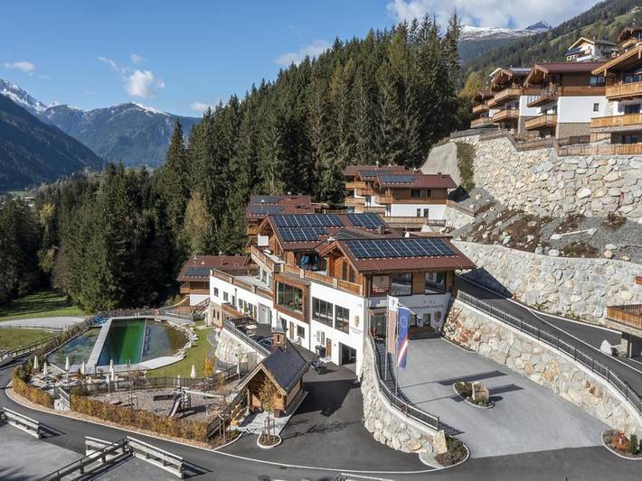 Chalet für 6 Personen, mit Sauna und Balkon/Terrasse sowie Pool und Balkon in Neukirchen am Großvenediger