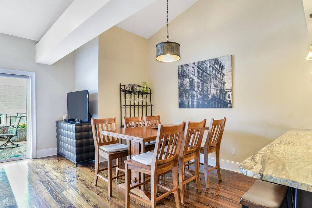 Ganze Wohnung, Historic S&W Building Condo with Private 50 ft Terrace in Blue Ridge Parkway, Asheville