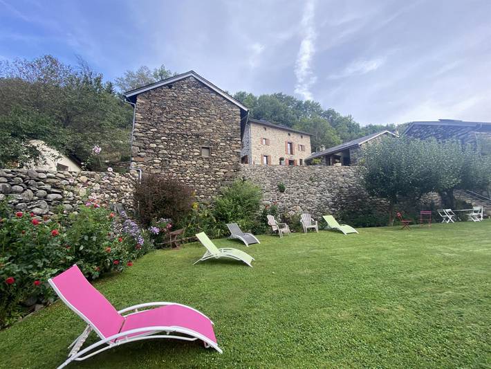 Gîte pour 8 personnes, avec Terrasse et Jardin à UR