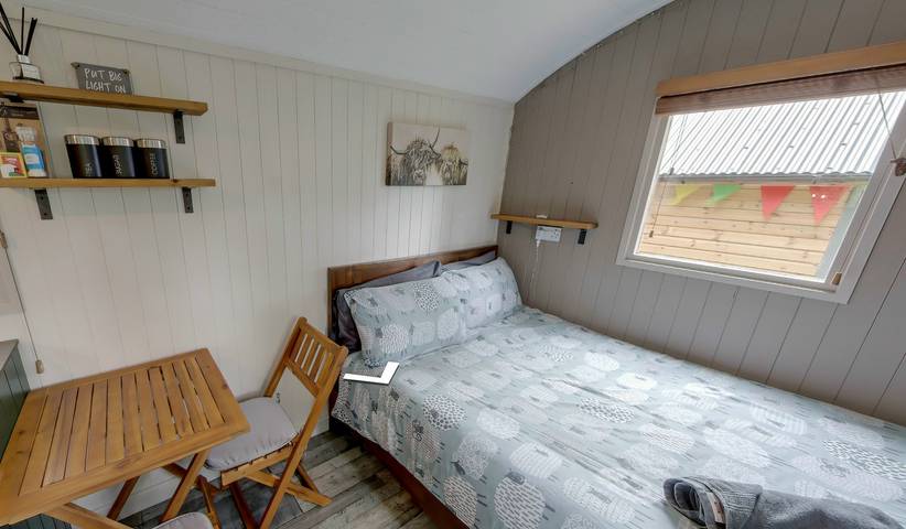 Holiday rental for 2 people, with terrace and lake view in Cheshire