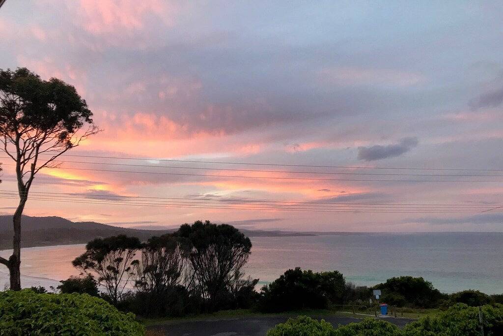 Binalong Beach Cottage Beachfront Next door to restaurant. King Bed for couples in Tasmanien
