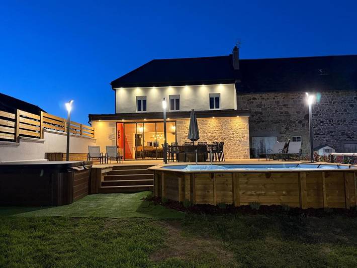 Location de vacances pour 14 personnes, avec Jacuzzi et Terrasse ainsi que Jardin et Piscine à Montel-de-Gelat