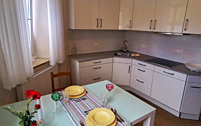 Ganze Wohnung, Ferienwohnung 'Villa Karlsbach' mit Bergblick, Gemeinschaftsgarten und Wlan in Teisendorf, Rupertiwinkel