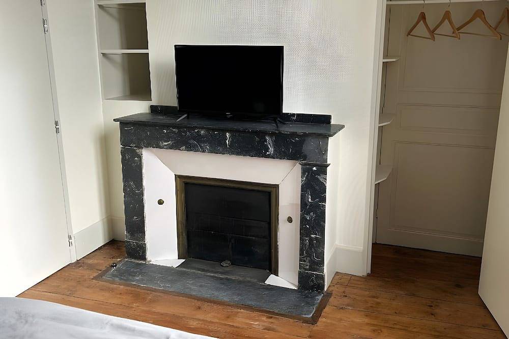 Entire apartment, Room 7 with Shared Terrace, Communal Garden and Wi-Fi in Vic-en-Bigorre, Hautes-Pyrénées