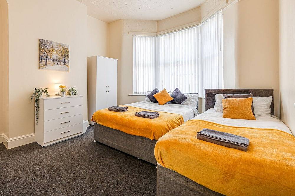 Spacious 5 bed house next to Kirkdale Station in Merseyside