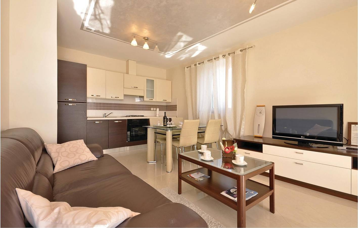 Ganze Ferienwohnung, Apartment mit Meerblick, Terrasse, Küche und Parkmöglichkeiten an der Straße – 600 m vom Strand entfernt in Novigradsko More, Zadar