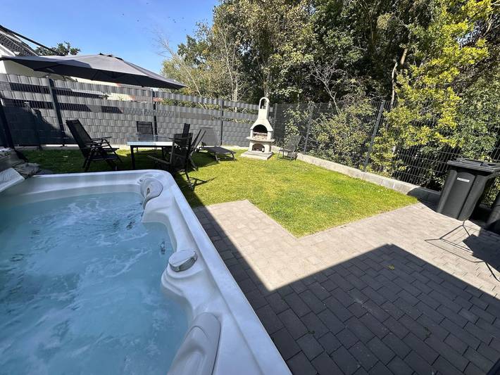 Ferienhaus für 8 Personen, mit Terrasse und Whirlpool sowie Garten und Pool