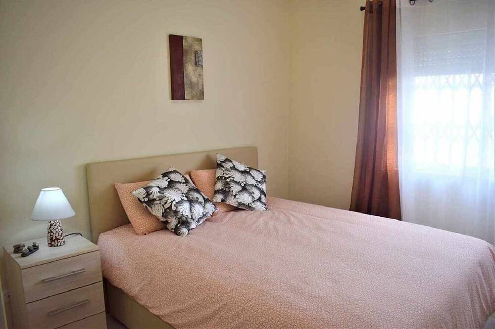 Apartamento inteiro, Quarteira T2 Centro, terraço comum com vista mar in Quarteira, Distrito de Faro