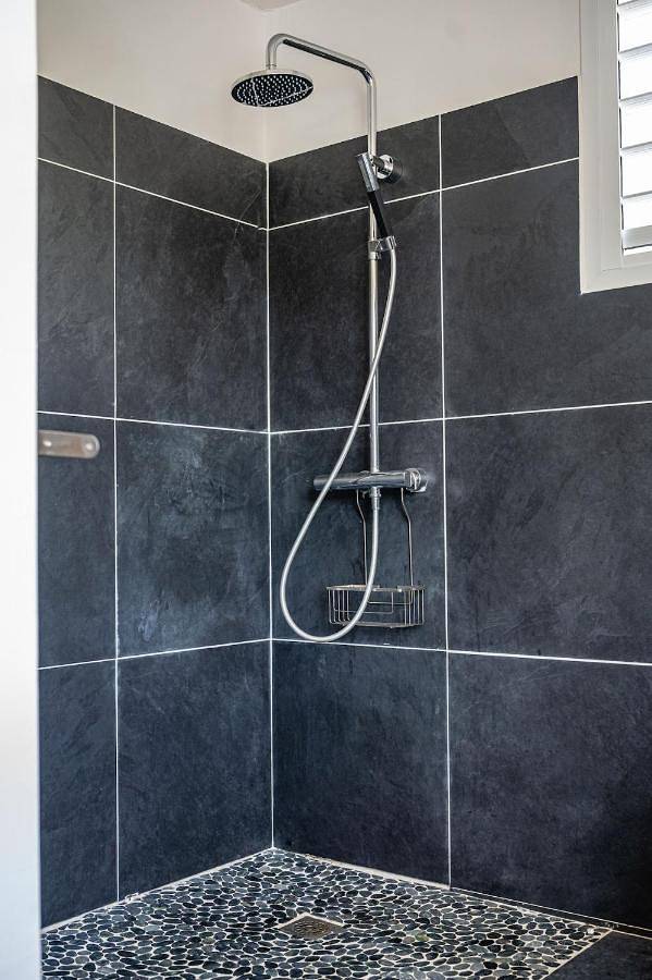 Gîte pour 2 personnes, avec balcon et piscine ainsi que jardin et jacuzzi à Petit-Canal - 3