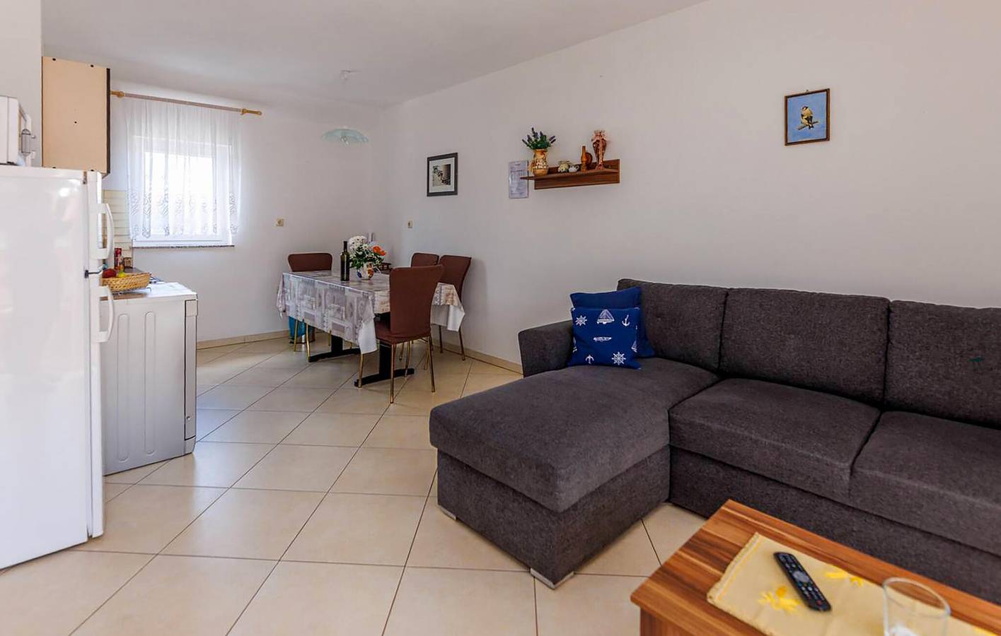 Ganze Ferienwohnung, Apartment mit Meerblick und Terrasse, 300 m von der Küste und Restaurants entfernt in Soline, Krk