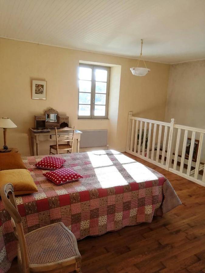 Gîte pour 5 personnes, avec vue et terrasse à Parlan