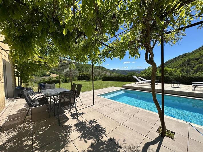 Location de vacances pour 6 personnes, avec piscine et vue ainsi que jardin et sauna, adapté aux familles à Saint-Ferréol-Trente-Pas - 4