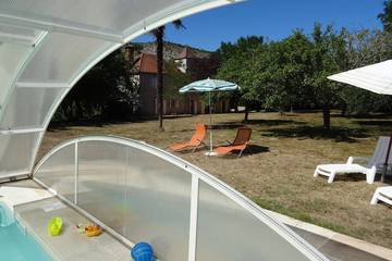 Gîte pour 5 personnes, avec piscine et jacuzzi ainsi que terrasse et jardin, animaux acceptés à Lacave