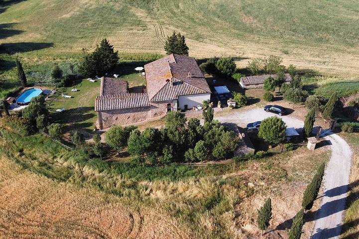 Agriturismo per 10 persone, con giardino e balcone, con animali domestici in Montalcino
