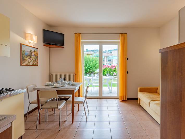 Location de vacances pour 4 personnes, avec jardin et bassin pour enfant ainsi que piscine et balcon à Garde