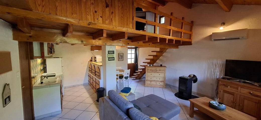 Location de vacances pour 4 personnes, avec piscine ainsi que jardin et vue, animaux acceptés à Banne - 3