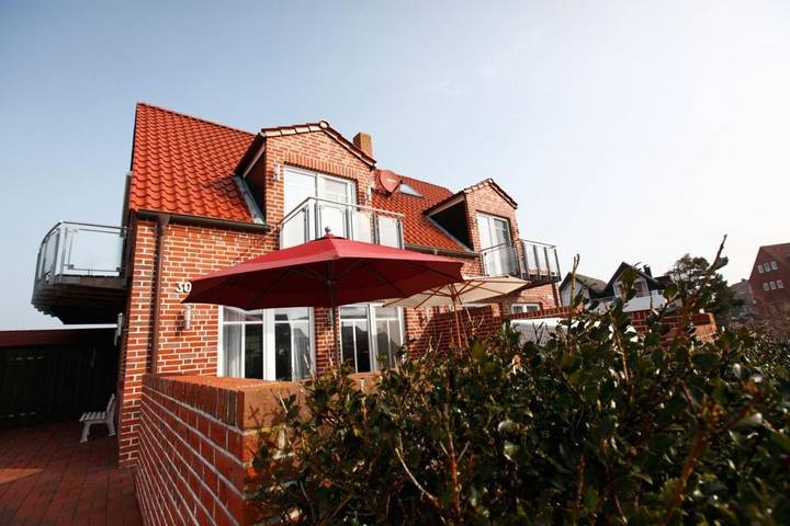 Vakantiehuis voor 9 personen, with Balkon and Terras as well as Tuin and Sauna in Baltrum