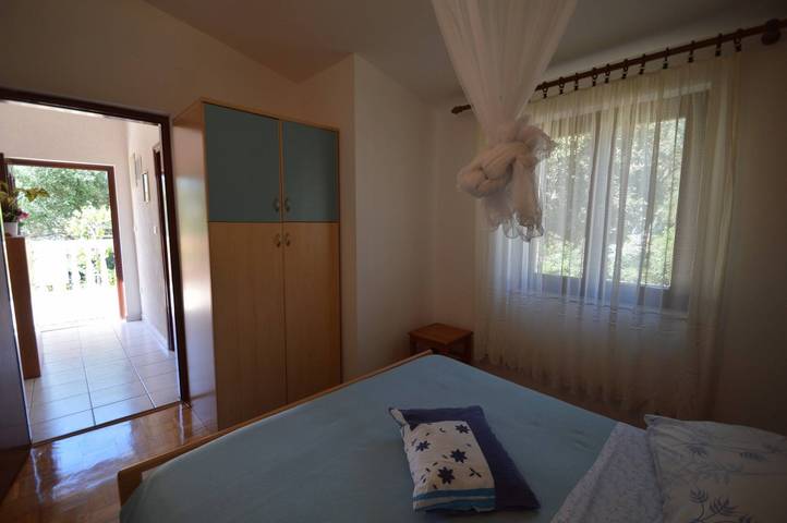 Ganze Wohnung, Apartment Franka 1, Wohnfläche 84 m2. Es verfügt über zwei Schlafzimmer, ein Badezimmer mit Badewanne, ein Wohnzimmer, ein Esszimmer und eine Küche. Das Apartment verfügt über eine große Terrasse und einen privaten Parkplatz. in Mali Lošinj, Aratore