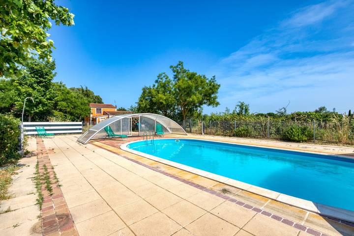 Estudio entero, Precioso estudio junto al río con piscina compartida y terraza privada. in Aspiran, Región de Lodève