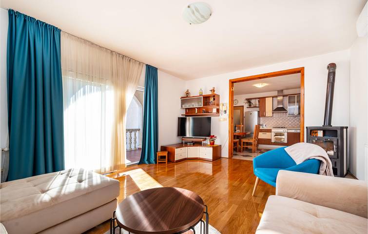 Geräumige 2-Zimmer-Wohnung mit beheiztem Pool, 600 m vom Strand entfernt in Novigradsko More, Zadar