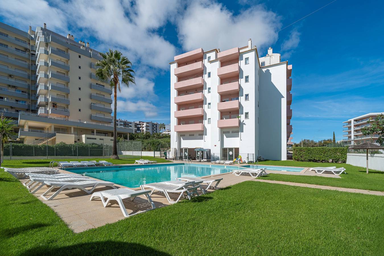 Entire apartment, Apartment 'Paraíso Beira-Mar' with Shared Pool, Wi-Fi and Air Conditioning in Praia da Rocha, Portimão