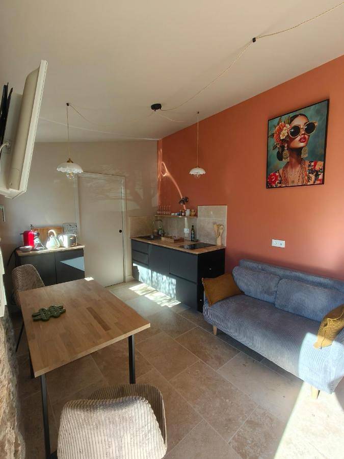 Location de vacances pour 2 personnes, avec vue ainsi que piscine et jardin à Saint-Étienne-de-Fontbellon - 4