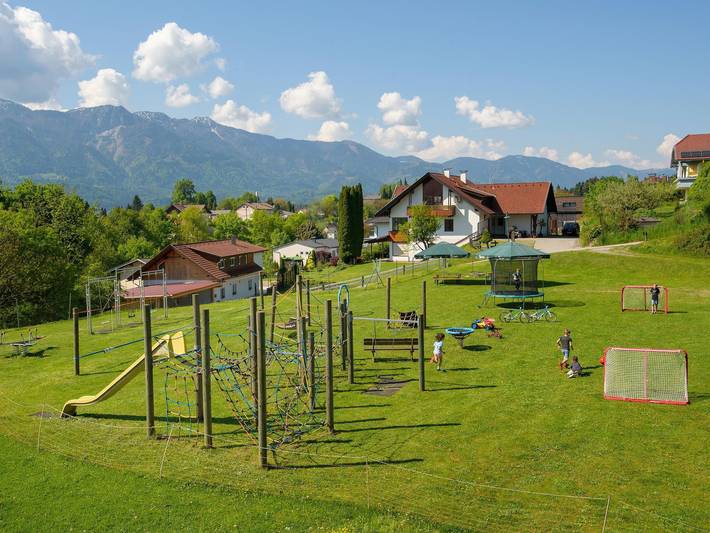 Ferienwohnung für 4 Personen, mit Balkon und Terrasse sowie Garten und Seeblick in Villach