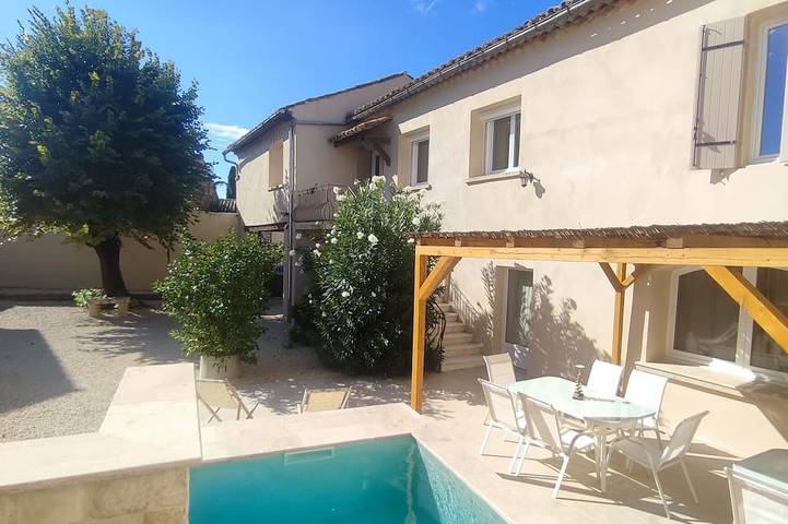 Location de vacances pour 6 personnes, avec piscine et jardin à Saint-Victor-la-Coste