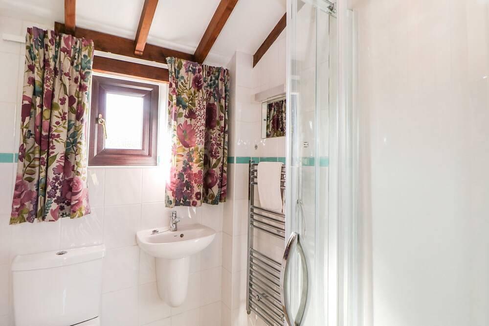 Heath Cottage, character holiday cottage, with a garden in Edale in Edale, Derbyshire