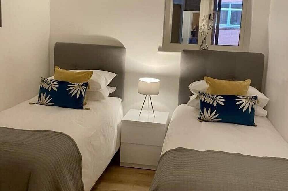 Entire apartment, Luxury, modern town centre, 2 beds, free parking for one vehicle in Stratford upon Avon, Warwickshire