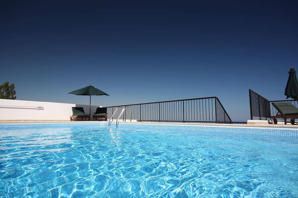 Home from Home Luxusvilla mit privatem Pool und fantastischem Meerblick. in Πισσούρι, Südzypern