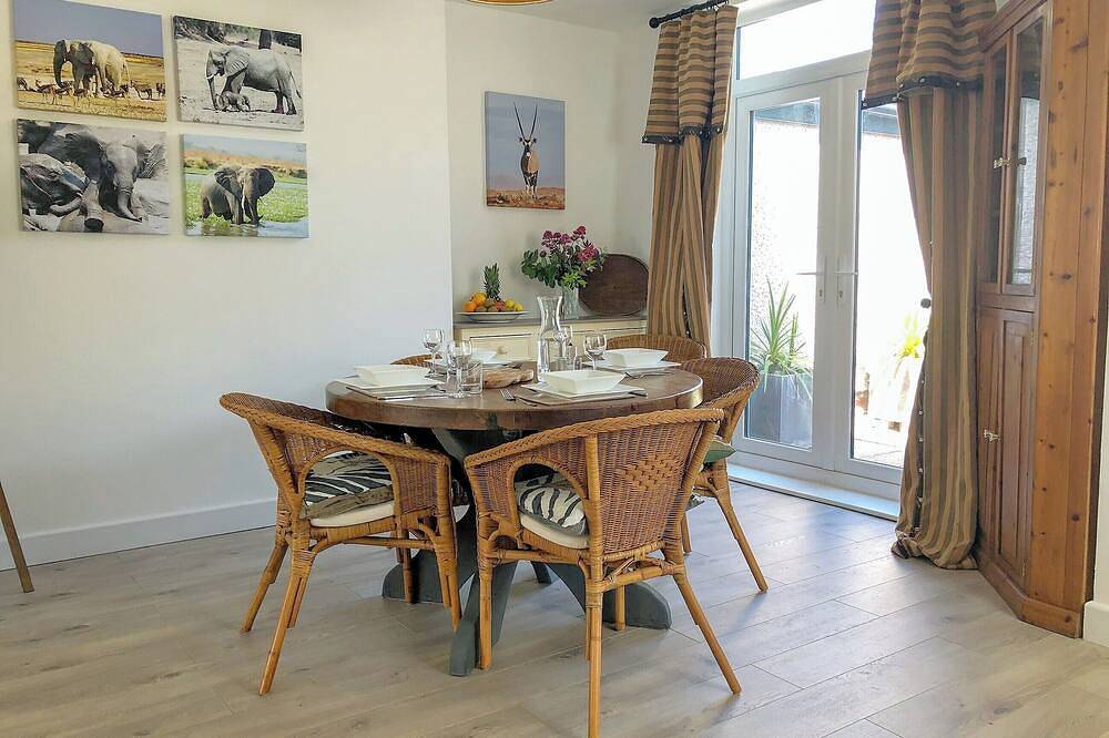 2 bedroom accommodation in Heswall, near Liverpool in Merseyside