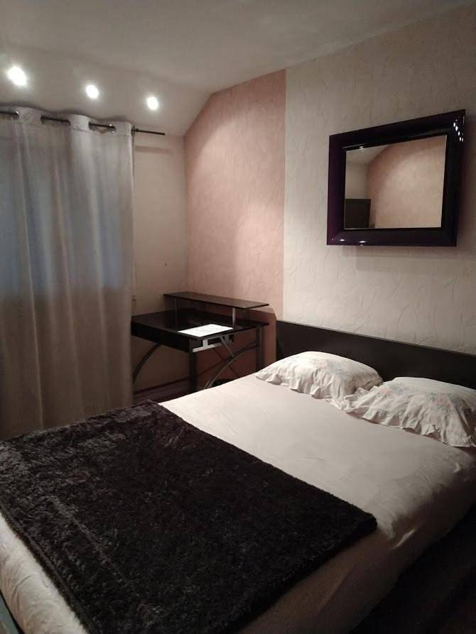 Chambre Grand lit Afrik in Combs-la-Ville, Seine-et-Marne