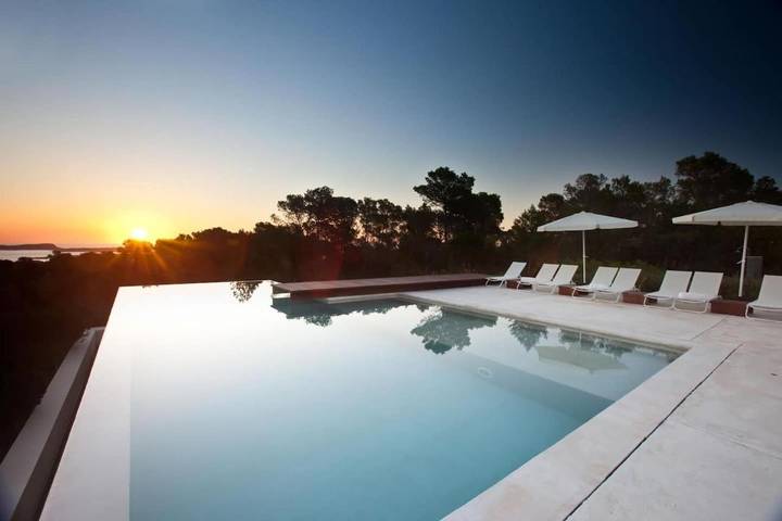 Villa für 12 Personen, mit Pool und Ausblick sowie Terrasse - 1