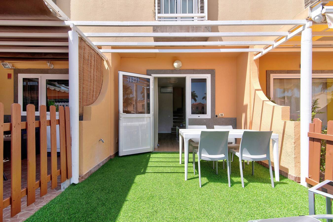 Entire apartment, Vacation Apartment 'Oasis Pool View' with Shared Pool, Wi-Fi and Air Conditioning in Maspalomas, San Bartolomé de Tirajana