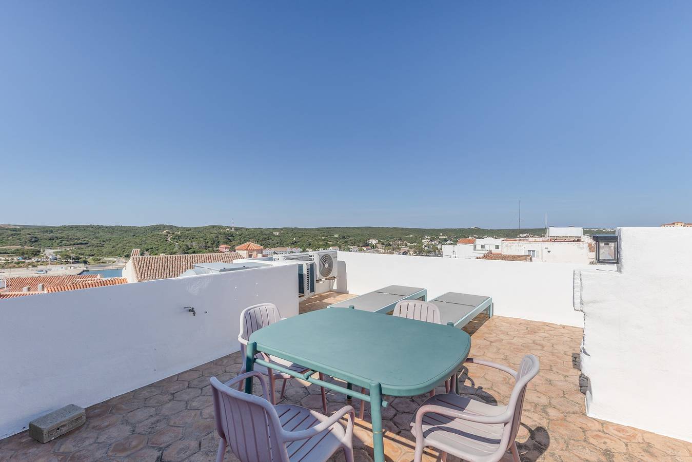 Ganze Wohnung, Ferienwohnung 'Atico' mit Bergblick, Wlan und Klimaanlage in Maó, Menorcas Küste