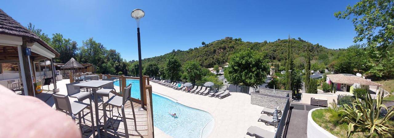 Camping pour 5 personnes, avec Terrasse et Jardin ainsi que Piscine et Vue