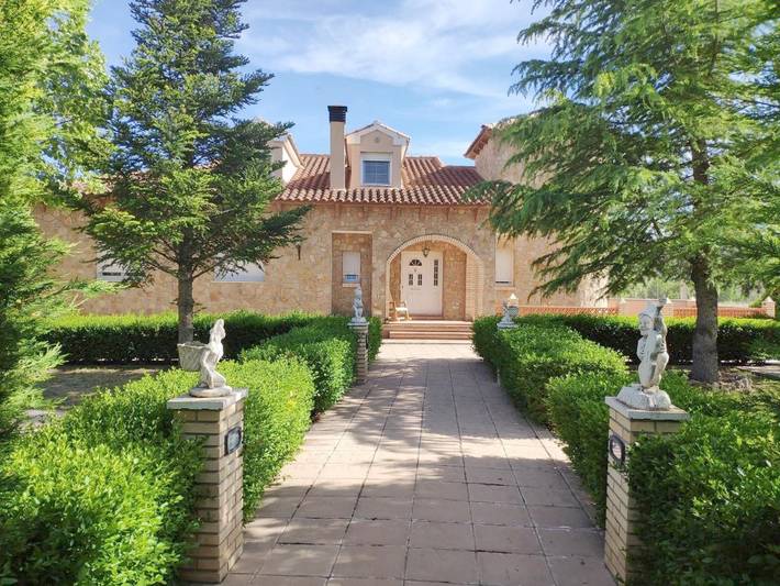 Casa rural para 17 personas, con Balcón y Terraza además de Jardín y Piscina en Villel