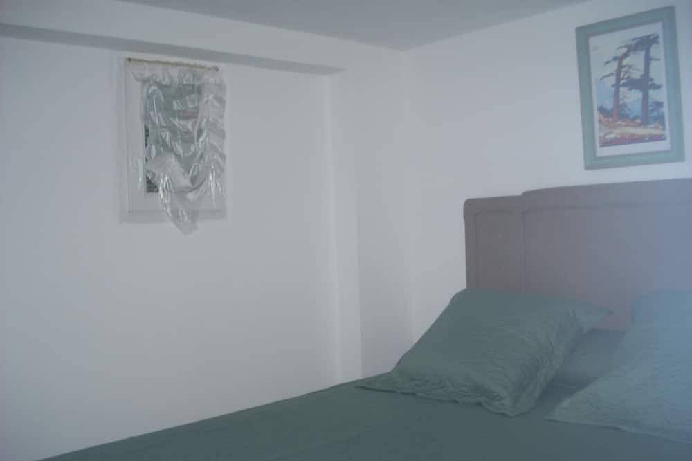 Chambre indépendante climatisée, cuisine d'été accessible  avec marches, piscine in Sartène, Arrondissement de Sartène