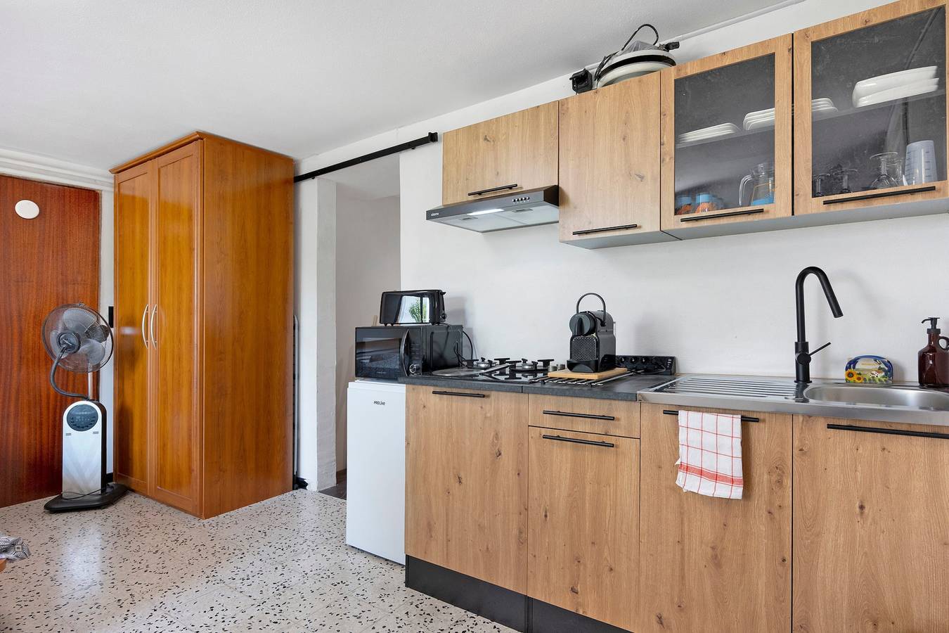 Estudio entero, Estudio «Les Iris» con terraza compartida, jardín común y Wi-Fi in Pont-Saint-Esprit, Region de Nimes