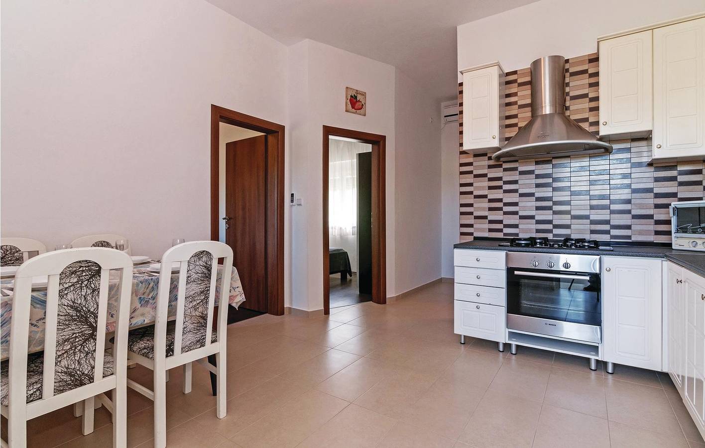 Ganze Ferienwohnung, Gemütliche Wohnung mit Terrasse, WLAN und Parkplatz, 1,5 km bis zur Küste in Obrovac, Zadar