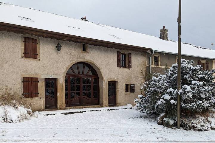 Location de vacances pour 10 personnes, avec jardin à Uxegney