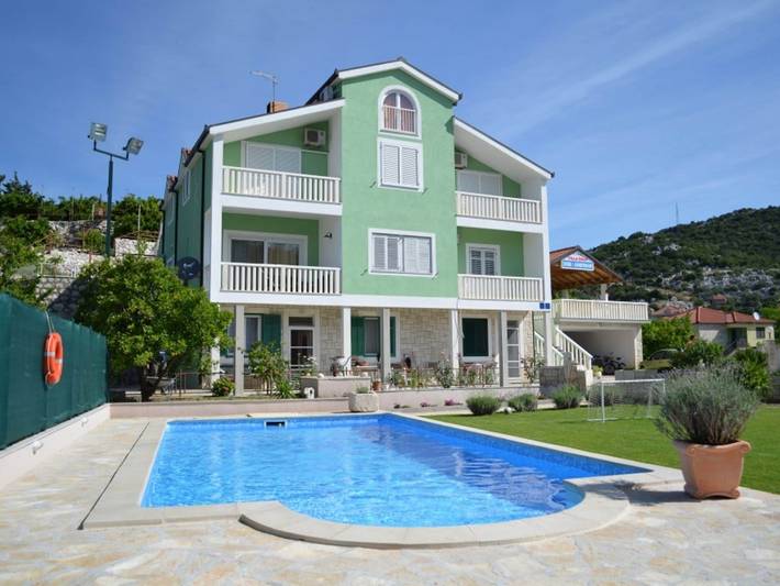 Ferienhaus für 5 Personen, mit Balkon und Terrasse sowie Garten und Pool in Peračko Blato