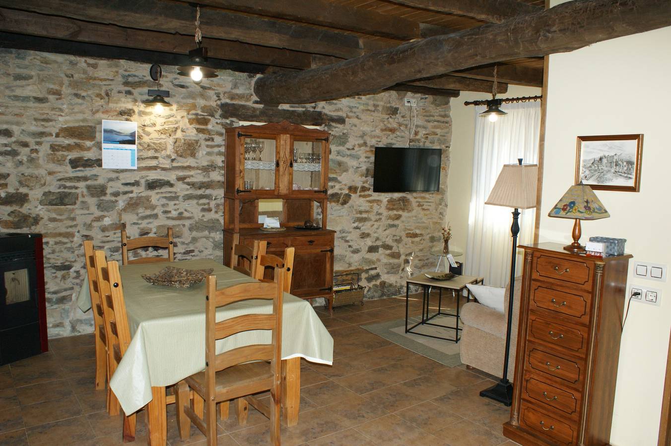 Appartement entier, Appartement 'O Bolaño Apt 2' avec vue sur les montagnes, piscine partagée et jardin partagé in A Gudiña, Orense Région