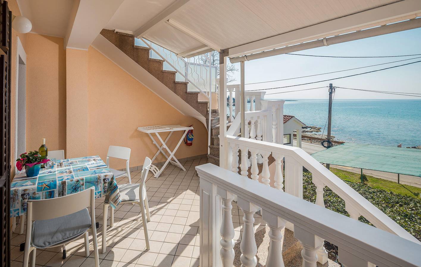 Apartamento vacacional entero, Refugio junto al mar: apartamento moderno con terraza y aparcamiento, a 200 m de la playa in Zambratija, Region de Umag